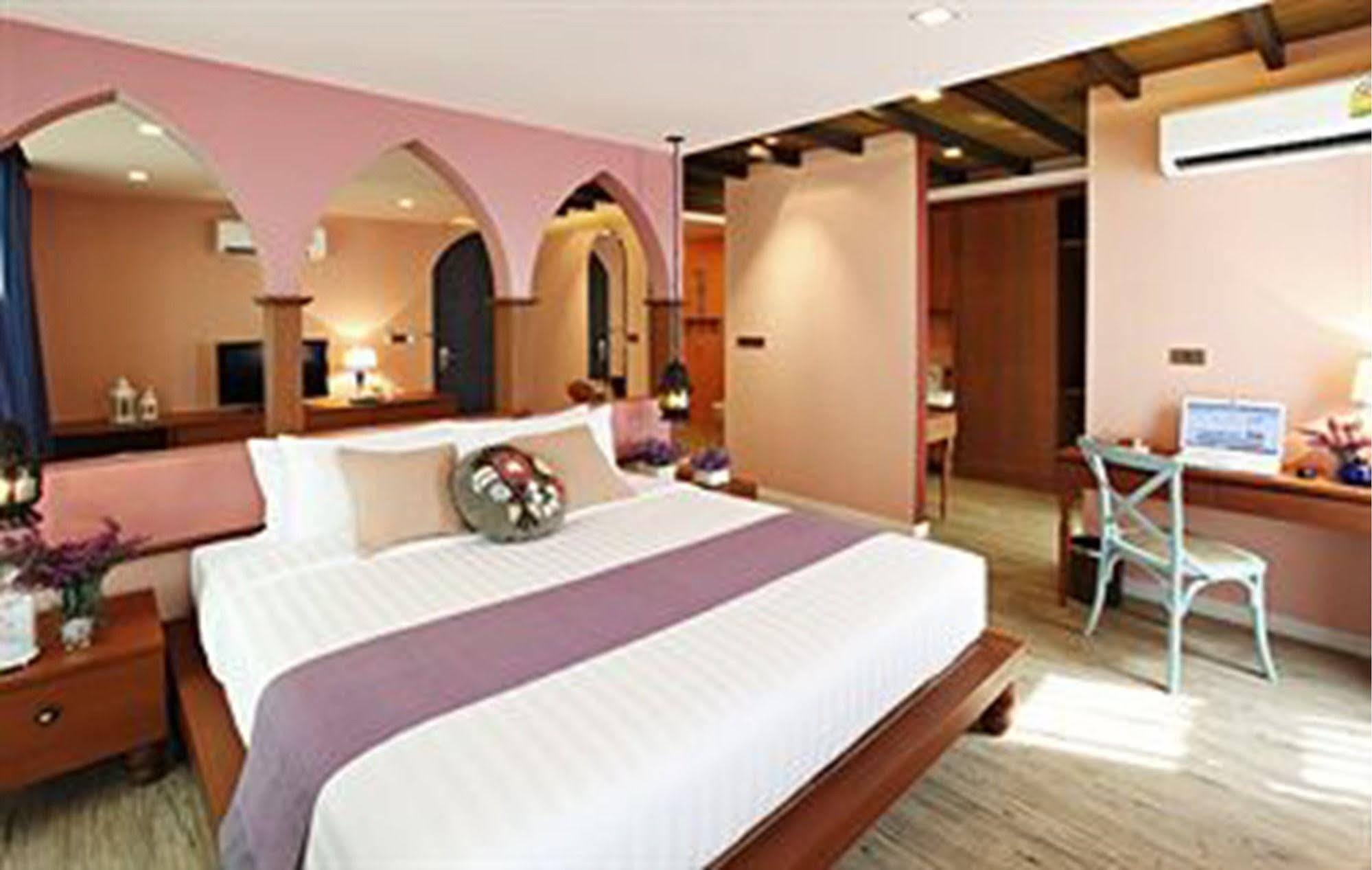 Amber Boutique Silom Hotel Bangkok Bagian luar foto