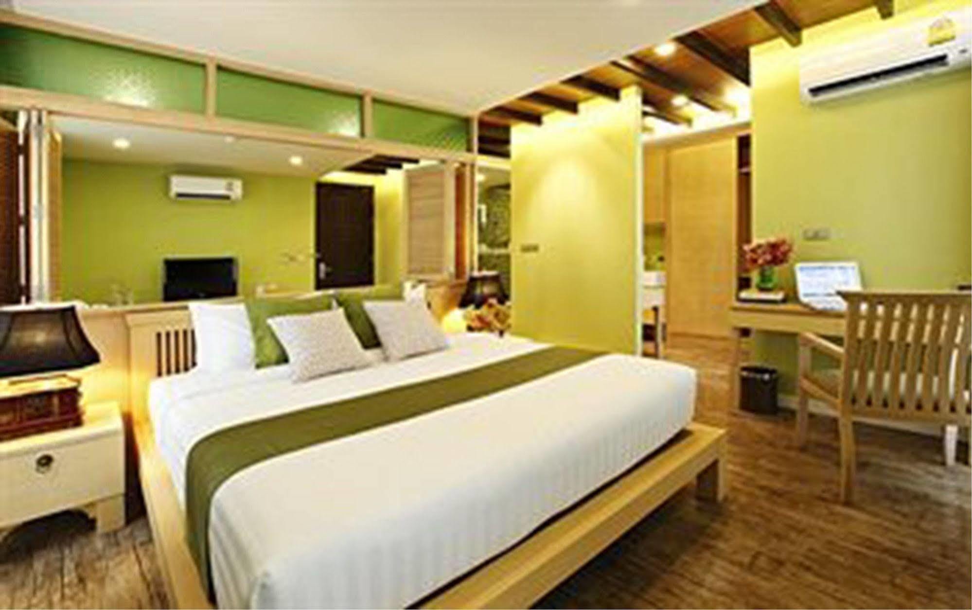 Amber Boutique Silom Hotel Bangkok Bagian luar foto